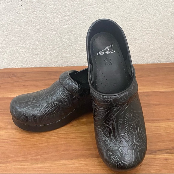 DANSKO 906020202 Professional Clog Black Tooled Leather Clogs Size 39 8.5-9US - Picture 2 of 16